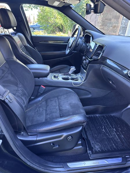 Jeep Grand Cherokee — full interior detail · Calgary